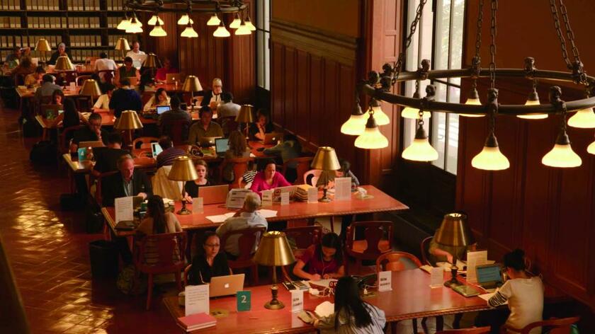 ニューヨーク公共図書館本館の読書室ローズルーム。ウェルチさんは「図書館というよりも、コミュニティーセンターみたいな存在で、人と人をつなぐ場所」と話す　（ｃ）２０１７　ＥＸ　ＬＩＢＲＩＳ　Ｆｉｌｍｓ　ＬＬＣ　－　Ａｌｌ　Ｒｉｇｈｔｓ　Ｒｅｓｅｒｖｅｄ