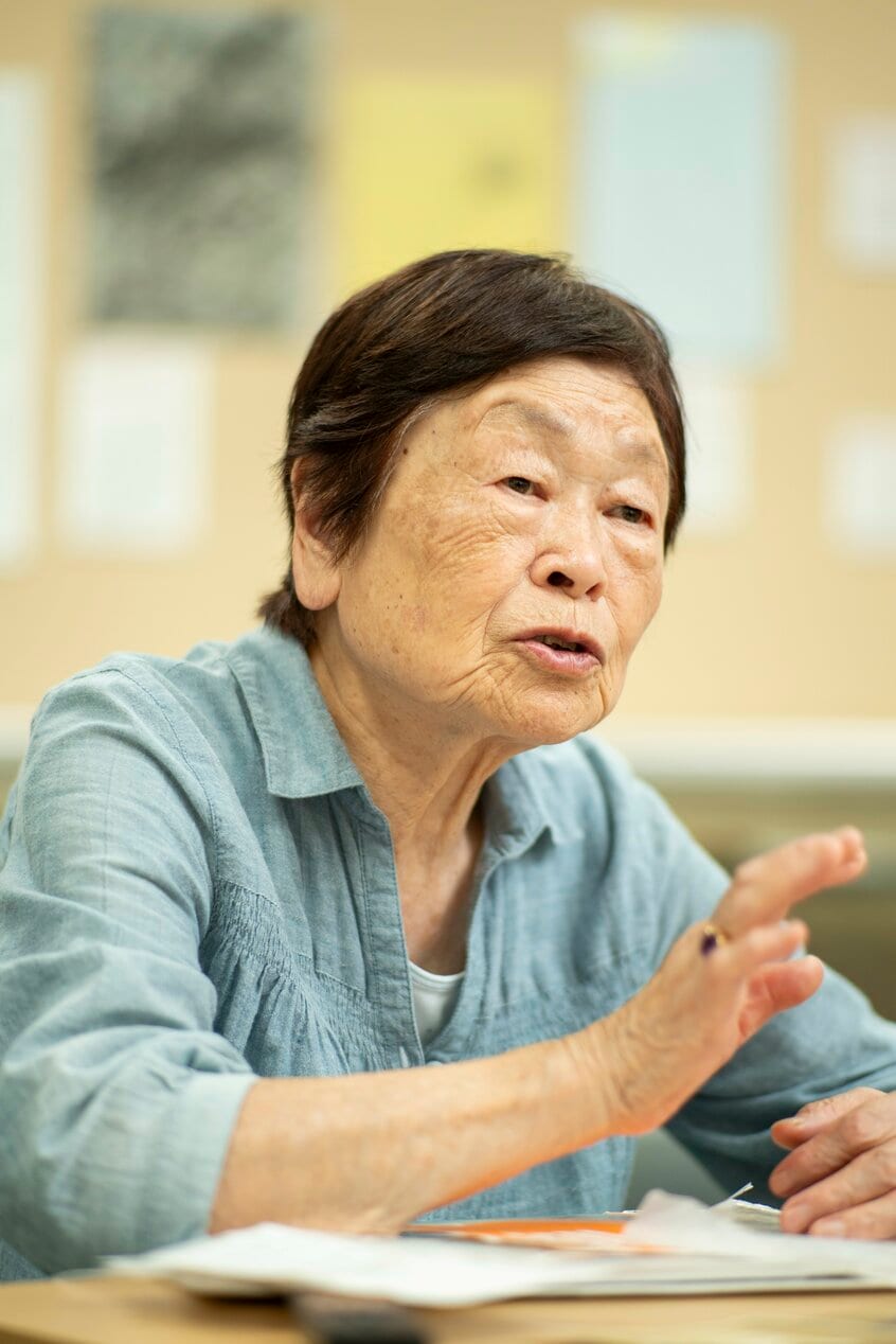 3歳の時、東京大空襲で両親と妹を亡くし孤児となった吉田由美子さん。「戦争は人災。二度とやってはいけない」と力を込める（撮影：江藤大作）