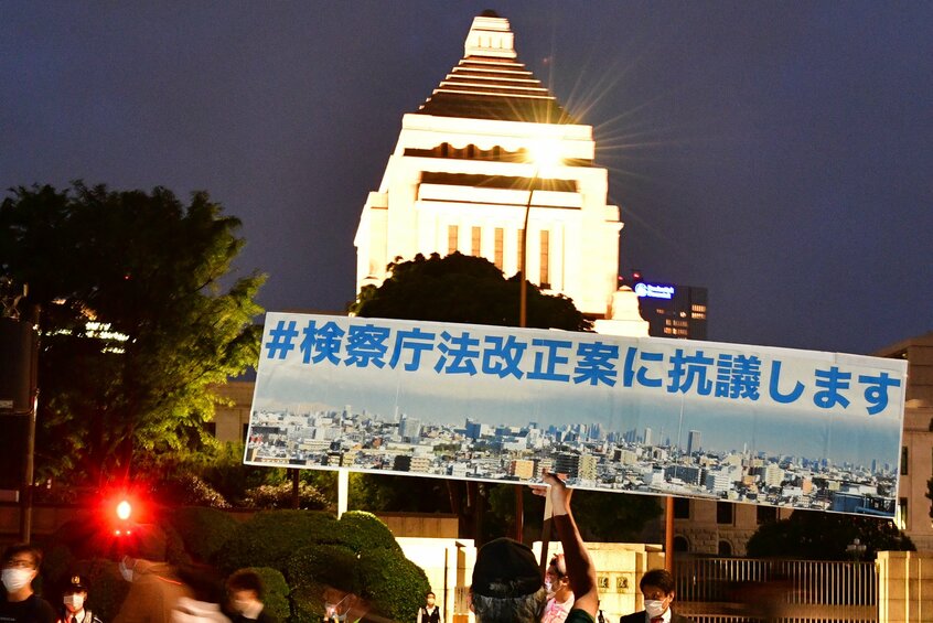 検察庁法改正案に抗議する声はツイッターでも急速に広がった=2020年5月15日、国会前