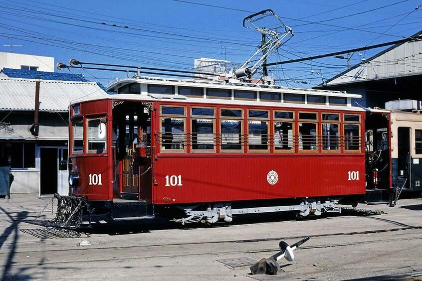 広電の復刻単車100型は「大正元年電車」と呼ばれている。当初は白島線、その後は江波・横川線で定期運転されていたが、現在はイベント用になっている。千田車庫(撮影/諸河久:1986年11月26日)