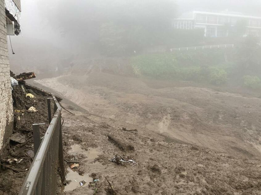 土石流が流れた伊豆山の中腹あたり=静岡県熱海市/撮影・西岡千史