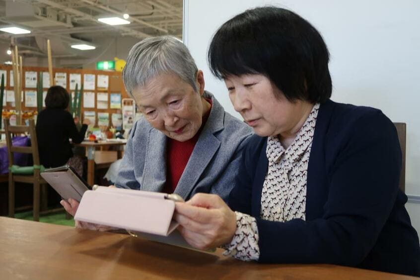 LINEを使おうと呼びかけるシニア情報生活アドバイザーの三好みどりさん(右)とデジタルクリエーターの若宮正子さん=撮影・山内リカ
