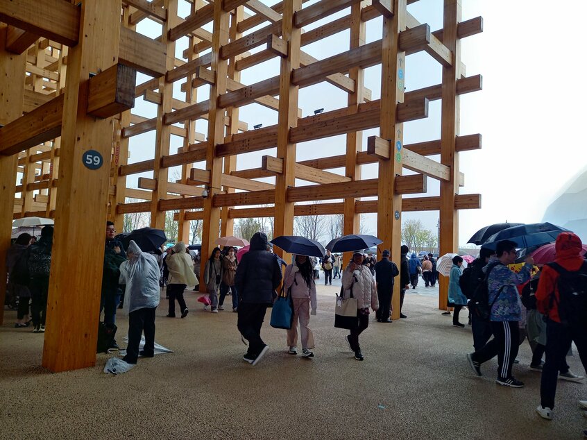 4月13日の開幕日はあいにく雨模様だった(photo 井上有紀子)