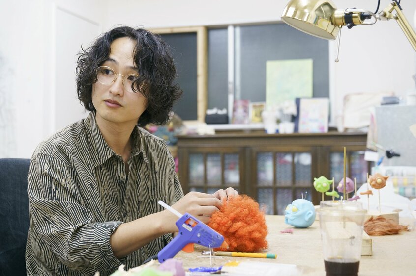 毛糸やフェルトなどさまざまな素材を操り、作品を作る。「造形物にもなにかしら特殊メイクで使っている技術を入れています」(快歩)(写真/岡田晃奈)