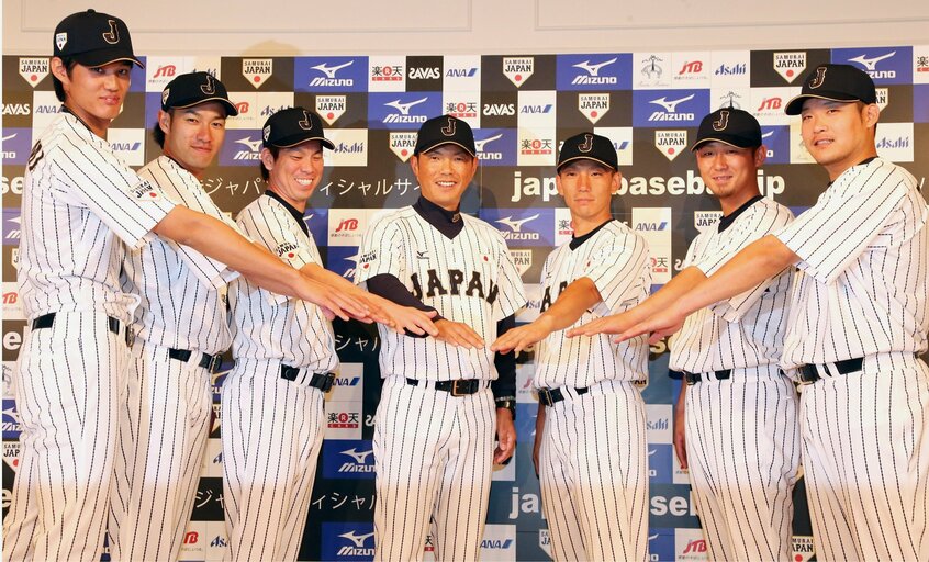 2015年、侍ジャパンに選ばれた藤浪(左端)ら。中央は小久保監督(日刊スポーツ)