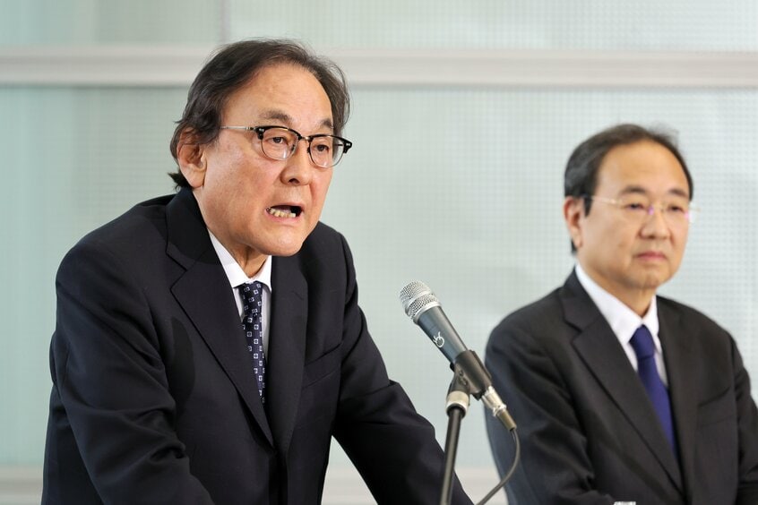 会見するフジ・メディア・ホールディングスの金光修社長（左）とフジテレビの清水賢治社長