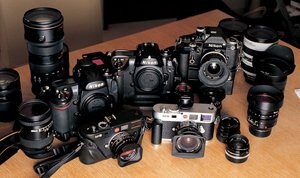 小さいころからのカメラ趣味だが、「禁断の果実」と避けていた古川さんにとって初めてのライカとなるのが前列のM8。後列は右から、高校時代に撮りまくっていたというニコンF2。それにニコンD2X、ニコンD3。ニコンのデジタル一眼レフは、D1から発売後3カ月以内に全部購入している。また収集するのではなく、実際に撮るというようにノクチルックス50ミリF1.0、カナダ産ズミルックス35ミリF1.4などレンズの数が凄い。それぞれの味わいを楽しんでいる