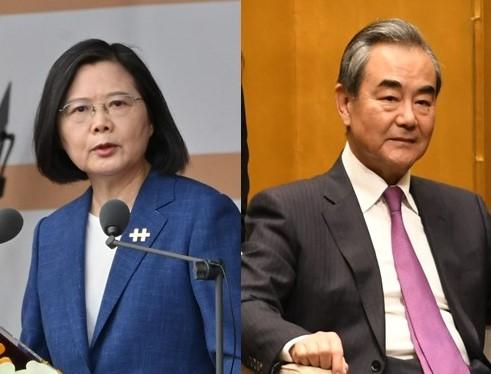 台湾の蔡英文総統（右）と中国の王毅外相（C)朝日新聞社