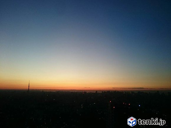 池袋サンシャインから見た日の出前の東京の空とスカイツリー