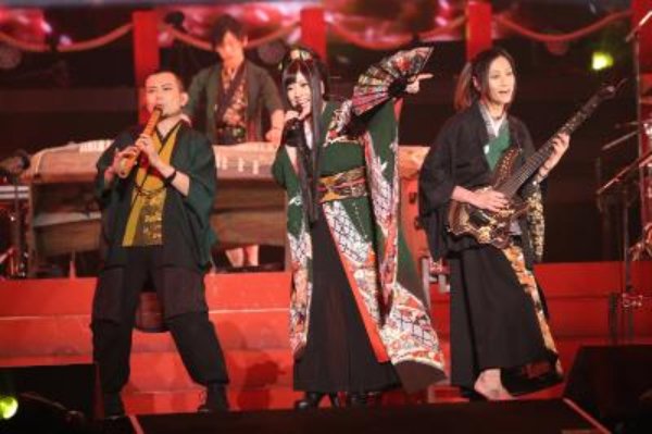 和楽器バンド、横浜アリで15,000人と大新年会、サプライズで一青窈が登場＆全国ツアー発表