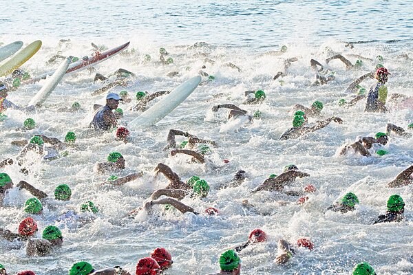 競泳者との体の接触や、多少の波にも負けないタフさが必要のOWS
