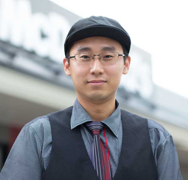 日本マクドナルド 東日本地区本部長 長井正さん(58)(ながい・ただし):大学時代にクルーを経験し、1981年に日本マクドナルド入社。現在は青森から山梨まで、15都県約1100店舗を管轄/TOMORROW社長 高橋輝行さん(61)(たかはし・てるゆき):1978年に日本マクドナルド入社。2009年に独立。三浦半島を中心に18店舗を経営する。愛称は「テリー」(撮影/高井正彦)