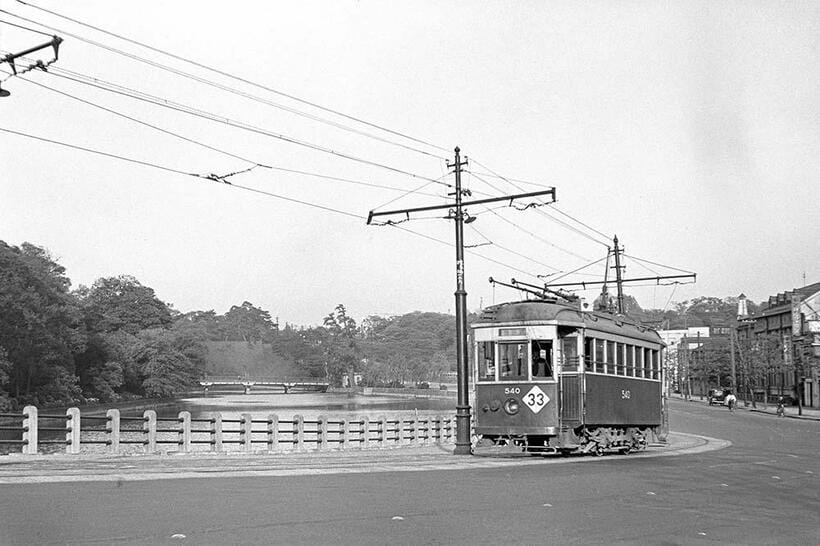 この写真は戦前に宮松金次郎氏が撮影された東京市電作品の白眉ともいえる傑作だ。札ノ辻と飯田橋を結ぶ33系統には三田車庫の400型が充当されており、弁慶堀畔の紀伊国坂の上り勾配に挑む姿が克明に描写されている。赤坂見附～紀ノ国坂下（1944年10月に停留所廃止）（撮影／宮松金次郎：1938年5月1日）