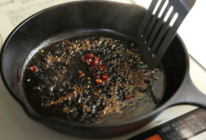 赤唐辛子は加熱しすぎると辛くなるので、ソースを煮詰めてから最後に加える。