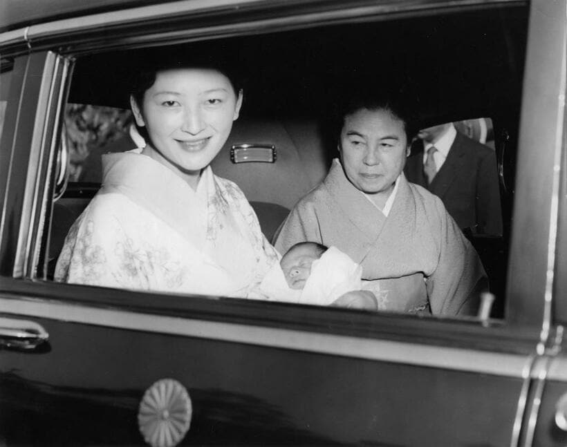 1960年、浩宮を抱き宮内庁病院を退院する美智子妃　（ｃ）朝日新聞社