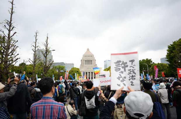 国会議事堂前で抗議の声をあげる人たち【１／２】　（撮影／多田敏男）