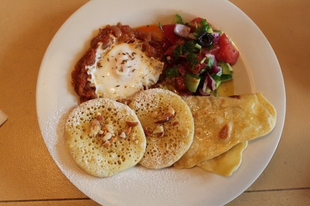 モロッコの朝食。ベルベルオムレツ（左上）、モロカンサラダ（右上）、ムサンメン（右下）、バグリール（左下）