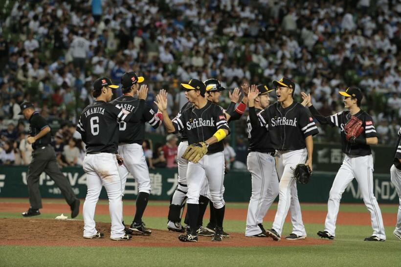 日本シリーズ進出を決め喜ぶ今宮（６）らソフトバンクの選手たち　 （ｃ）朝日新聞社