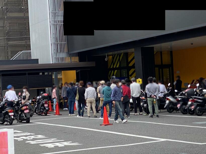 5月9日朝から行列ができていた大阪府内のパチンコ店