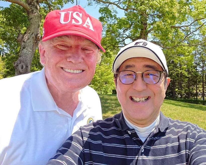 2019年5月に千葉県のゴルフ場でのプレー中に「自撮り」をして喜ぶ安倍首相とトランプ大統領（首相官邸のツイッターより）