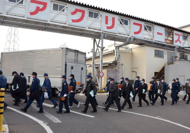 工場を実況見分する群馬県警　（c）朝日新聞社　＠＠写禁