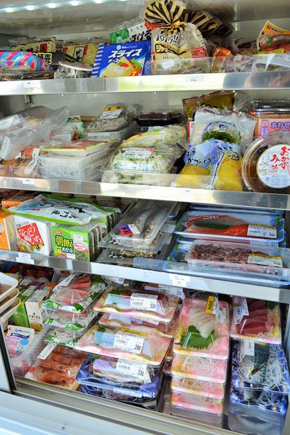 淡路島の場合、商品の売れ筋は刺し身や肉、果物。回り先の希望が反映されるうちに、軽トラックは、地域の住民の「お好みのセレクトショップ」のようになるという