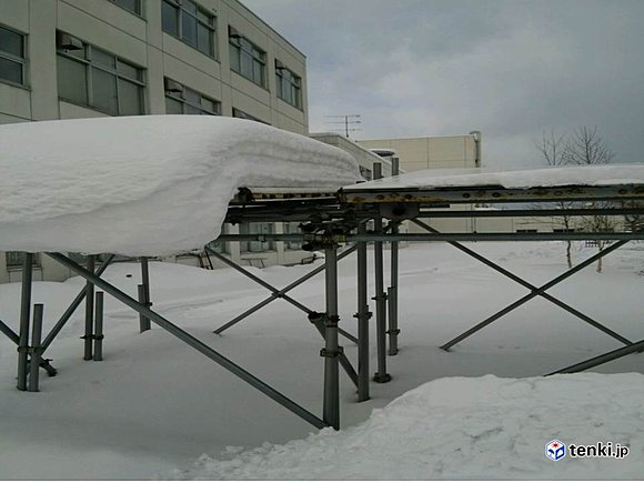 屋根の積雪や落雪を研究する模型（札幌市内の北海道科学大学７日１１時ごろ）