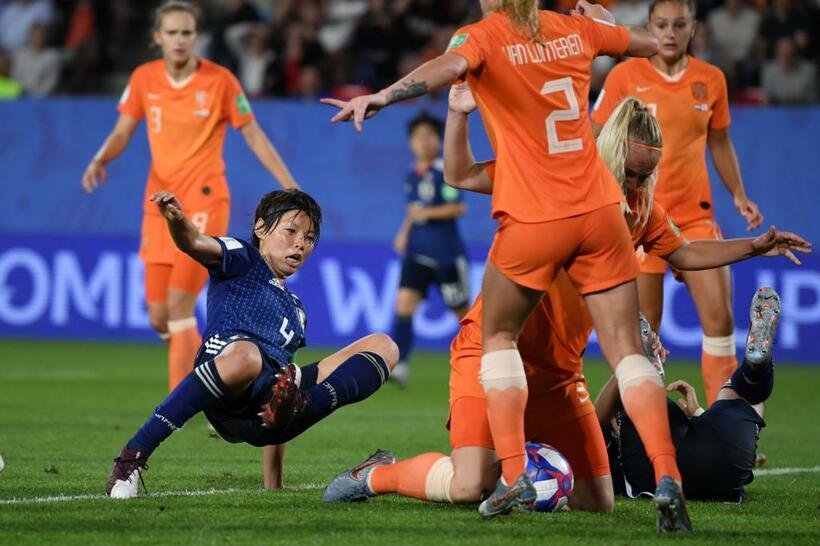 オランダ戦後半、コーナーキックのこぼれ球に詰める熊谷。日本の攻撃が体格の差ではね返される場面が目立った　（ｃ）朝日新聞社