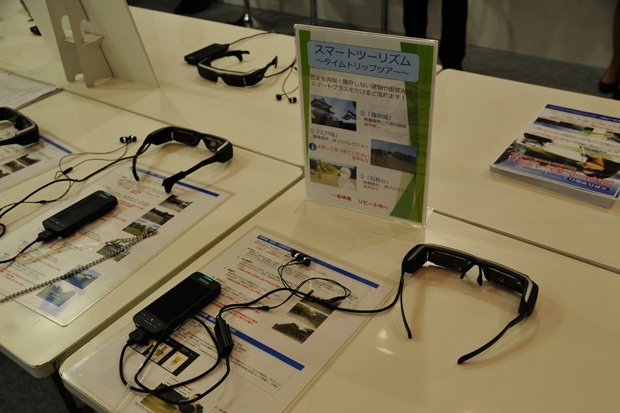 「CEATEC JAPAN 2015」で展示されたスマートツーリズムが体験できる機器