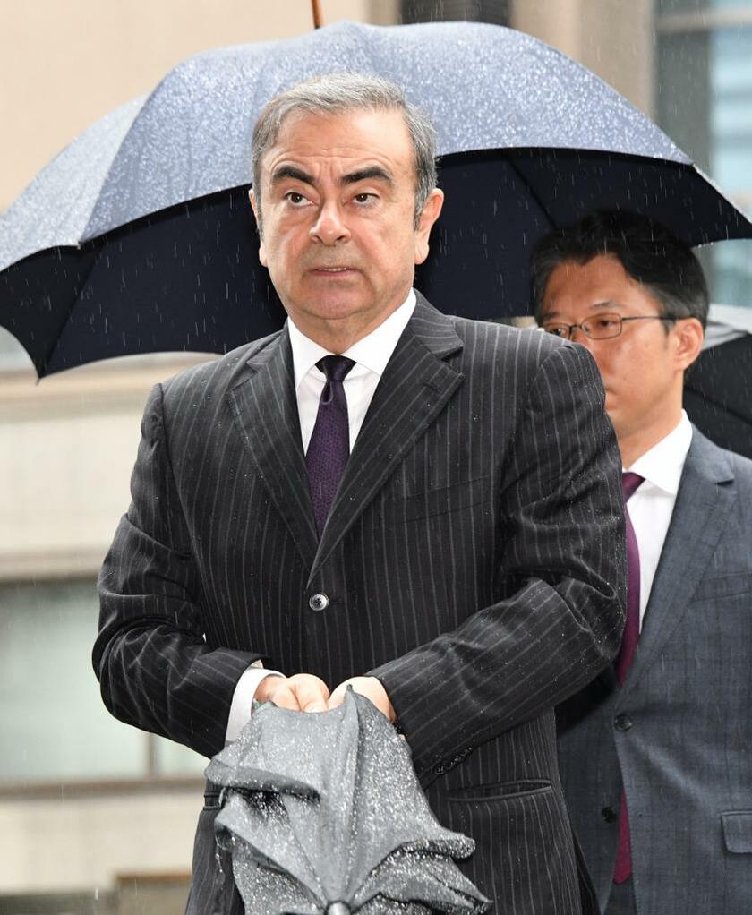 東京地裁に入るカルロス・ゴーン被告（Ｃ）朝日新聞社