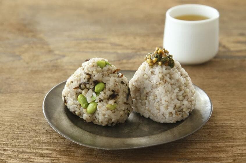 そばの実ご飯のおにぎり。枝豆や塩昆布を混ぜて握っても
