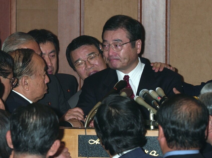 「加藤の乱」。内閣不信任案に賛成票を投じると発言した加藤紘一元幹事長は、合同総会に出席した議員から押しとどめられ、涙を浮かべた=2000年11月