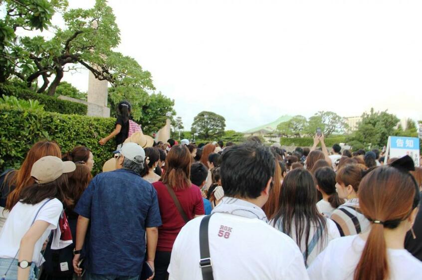 ライブ会場に入れなかった人で溢れる沖縄コンベンションセンター周辺(撮影・上田耕司)