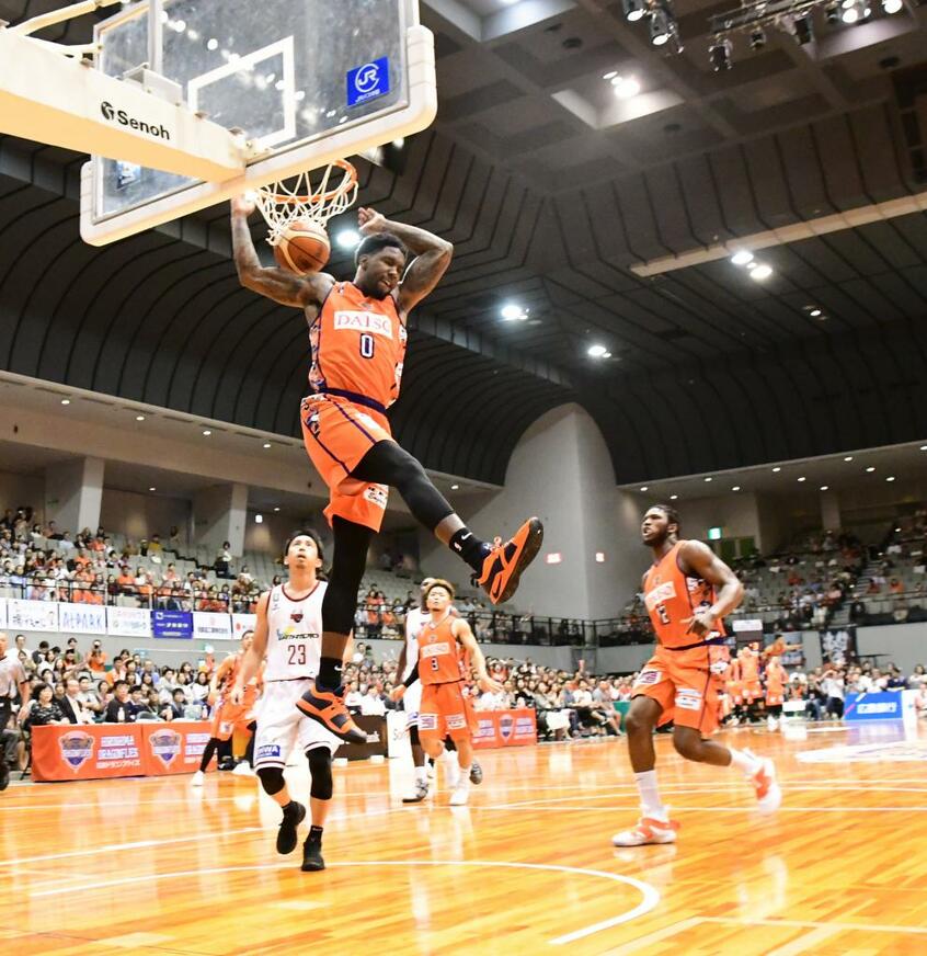豪快なダンクシュートを決める広島ドラゴンフライズ、ジャマリ・トレイラー選手(c)朝日新聞社