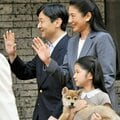〈皇室と「生き物」〉愛子さま夏のご静養先でのハプニング 大きすぎる愛犬を抱っこする姿に思わず歓声が