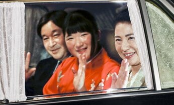 愛子さまは「別格」!鳳凰が羽ばたくお正月の着物 内親王だけに許された優美な「御地赤」