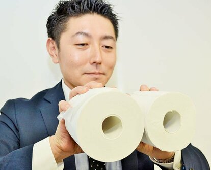 「めっちゃ長いトイレットペーパー」(左)と一般的なトイレットペーパー。太さはそんなに変わらないが、密度が違う!