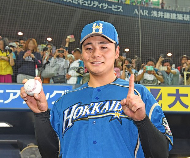 速球を力強く捉え、変化球にも対応する末恐ろしいルーキー清宮(c)朝日新聞社