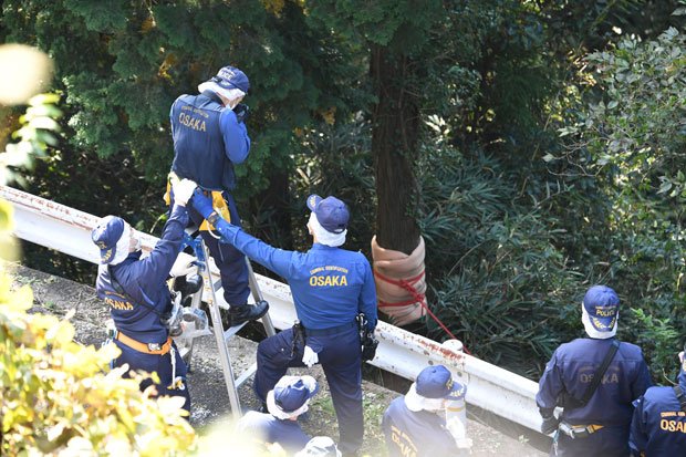 １１月４日、奈良県の山中を捜索する大阪府警の捜査員　（ｃ）朝日新聞社