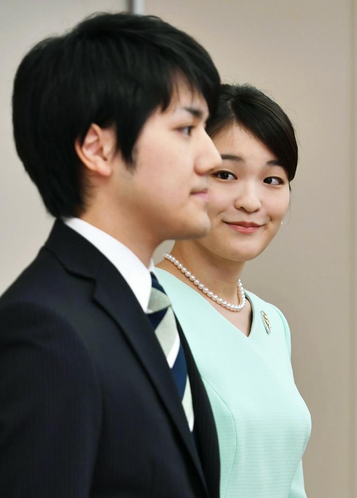 婚約が内定し記者会見する眞子さまと小室圭さん。幸せそうな笑顔が印象的だったが、結婚までには４年がかかった／２０１７年９月３日　（ｃ）朝日新聞社