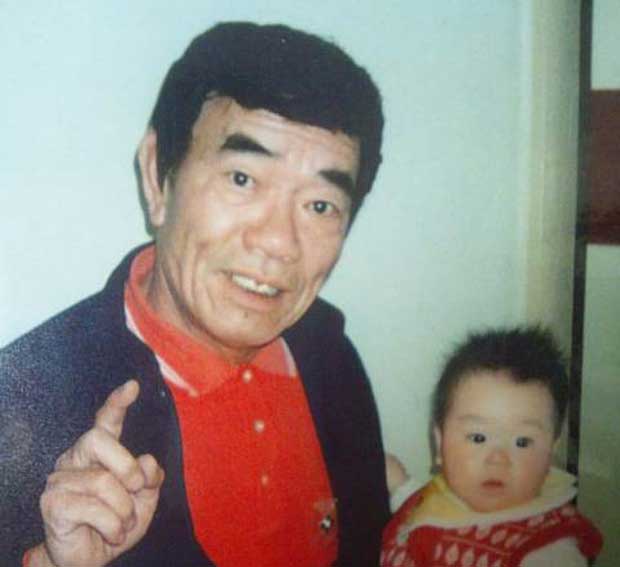 １歳の時、祖父の大貫久男さんと（写真：本人提供）