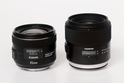 右は今回の新製品。左は、キヤノンのEF35mm F2 IS USM。どちらも手ブレ補正を内蔵するため、両者ともに鏡胴は太め。ただし、タムロンの35mmのほうが長い。決して小型ではないものの、実際に使うとバランスがよい大きさだ