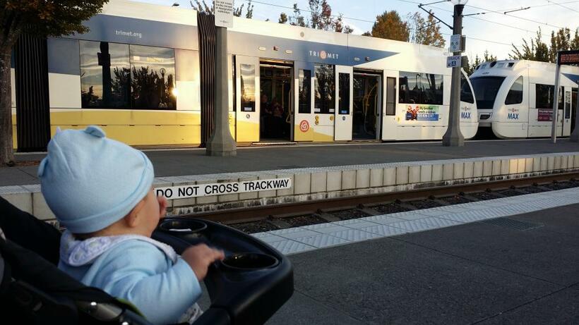 オレゴン州・ポートランドの周りを走る電車。ホームの段差も、列車とホームの間の隙間もなく、車内は広々。そして乗客は席を譲り合う。ベビーカーでの移動がとても楽でした