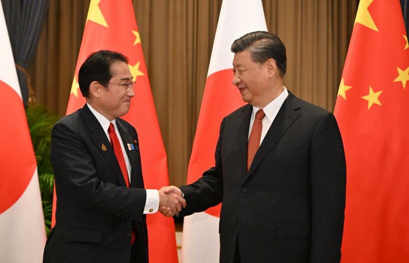 日中首脳会談の冒頭で握手する岸田文雄首相と中国の習近平国家主席（17日、バンコク）