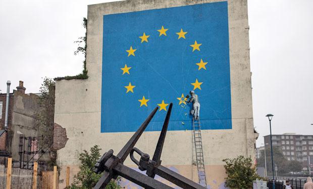 「欧州旗を壊す人」　２０１７年／ドーバー（英国）／移民が到着するドーバーに描かれた欧州旗。英国のＥＵ離脱を批判して、星のひとつを作業員が壊しているところが描かれている（写真：ｇｅｔｔｙｉｍａｇｅｓ）