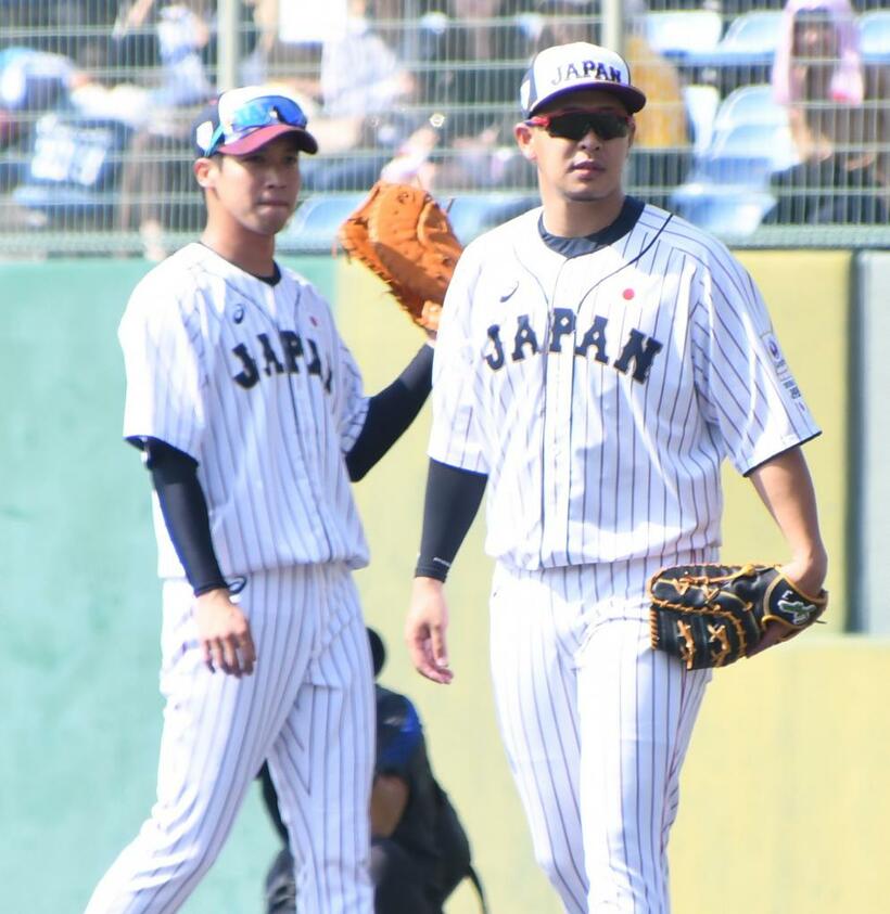練習で一塁に入った浅村栄斗（右）と山田哲人　（ｃ）朝日新聞社
