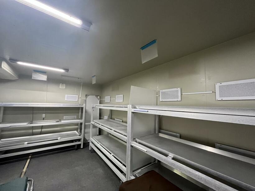 「ペルソナご遺体ホテル」を導入したメモリーサポートの施設。トレー格納キャビネット台を上、中、下の3段に設置し、最大18体を保管できる