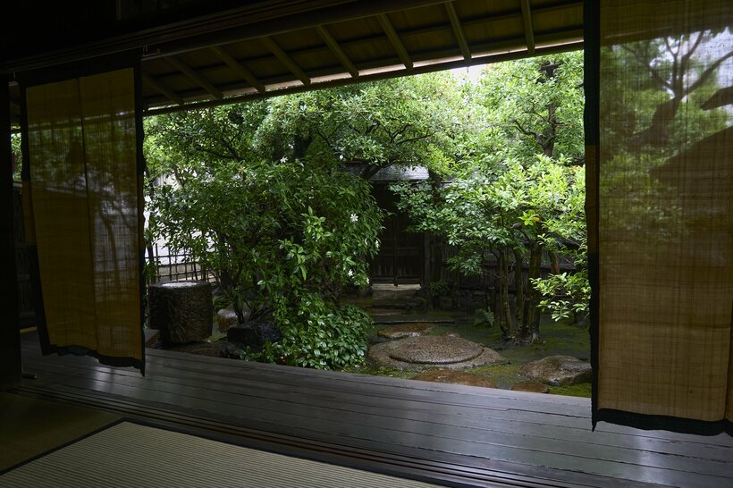 絵画のように浮かび上がる庭園。そっと揺れる簾は、風の少ない盆地の京都で柔らかな風を“見る”ための工夫だったのかもしれない　photo JR東海提供