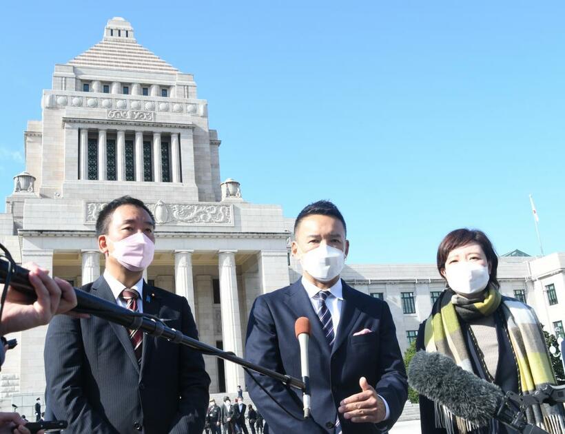 衆院選ではれいわ新選組から３人が当選した。左から多ケ谷亮氏、山本太郎氏、大石晃子氏