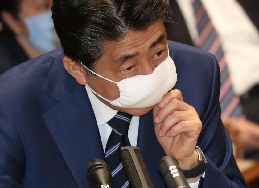 国会でマスクをつけて答弁する安倍晋三首相(C)朝日新聞社